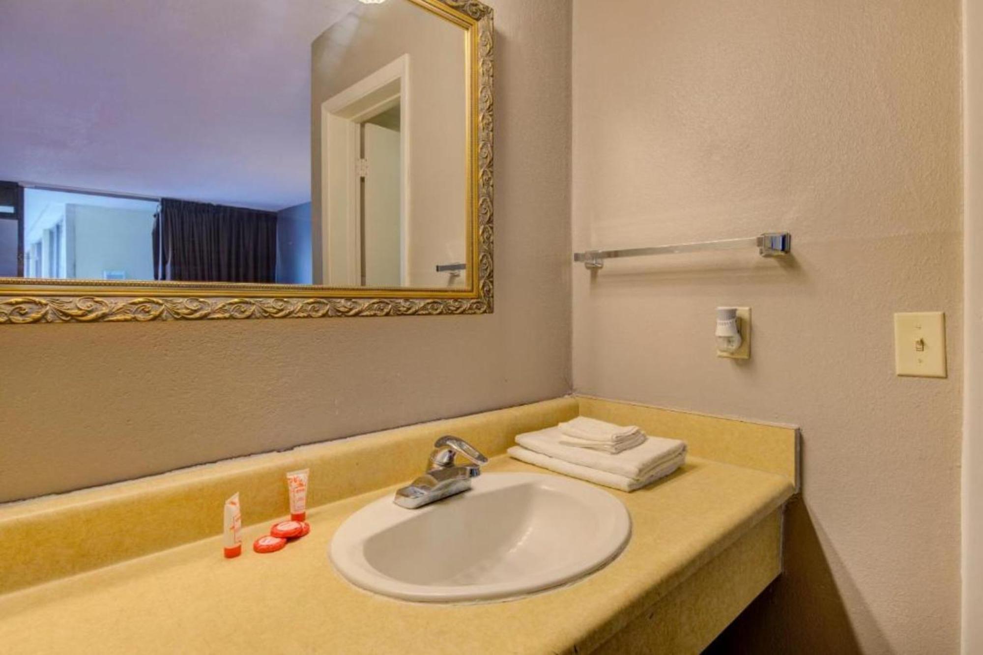 Oyo Hotel Douglas Ga Us-441 Екстер'єр фото
